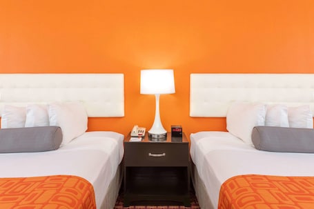 Caja de seguridad en la habitación, escritorio y cortinas blackout