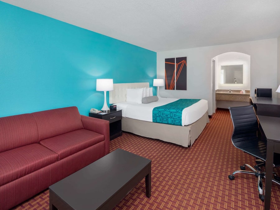 Safe på rommet, skrivebord, blendingsgardiner og strykejern/-brett