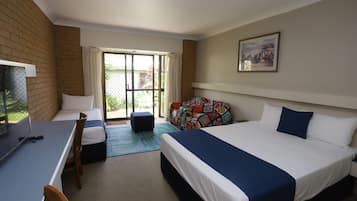 Kamar Twin Basic | Dilengkapi dengan perabotan berbeda-beda dan meja kerja