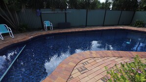 A swimming pool with a tiled edge and a brick border. - Great Eastern Motor Inn (Monkland)