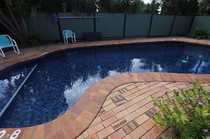 Piscina externa, funciona das 8h às 20h, espreguiçadeiras