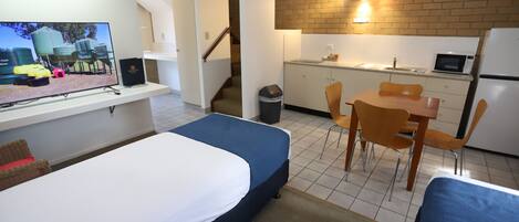 Familie studio, 2 slaapkamers | Individueel gemeubileerd, een bureau, een strijkplank/strijkijzer