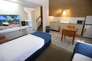 Estúdio família, 2 quartos | Individualmente mobiliados, escrivaninha, ferros/tábuas de passar roupa