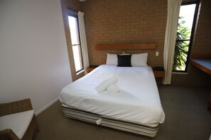 One Bedroom Suite - Self Contained (No Pets) | Individualmente mobiliados, escrivaninha, ferros/tábuas de passar roupa