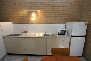 Estudio familiar, 2 habitaciones | Cocina privada | Refrigerador, microondas, cafetera y tetera y tetera eléctrica 