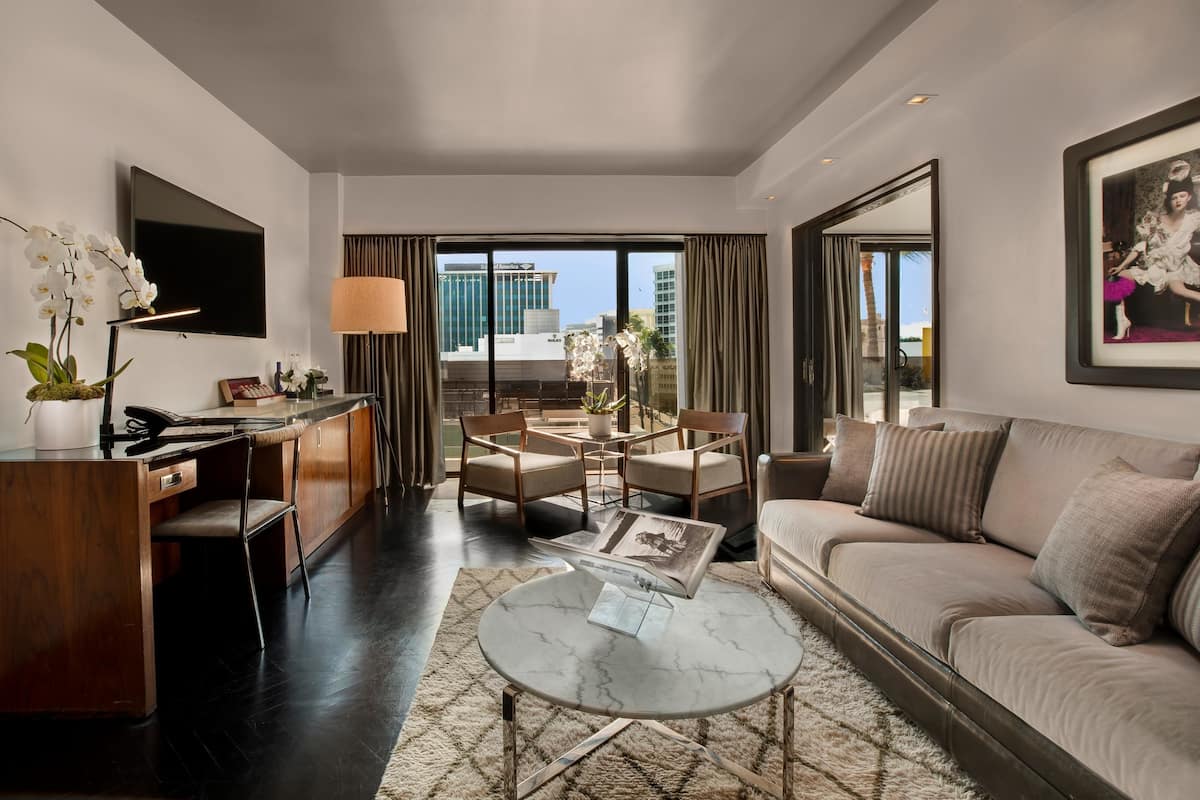 Suite (WILSHIRE SUITE) | Premium bedding, minibar, in-room safe, iron/ironing board