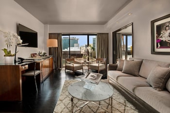 Suite (WILSHIRE SUITE) | Premium bedding, minibar, in-room safe, iron/ironing board at SIXTY Beverly Hills