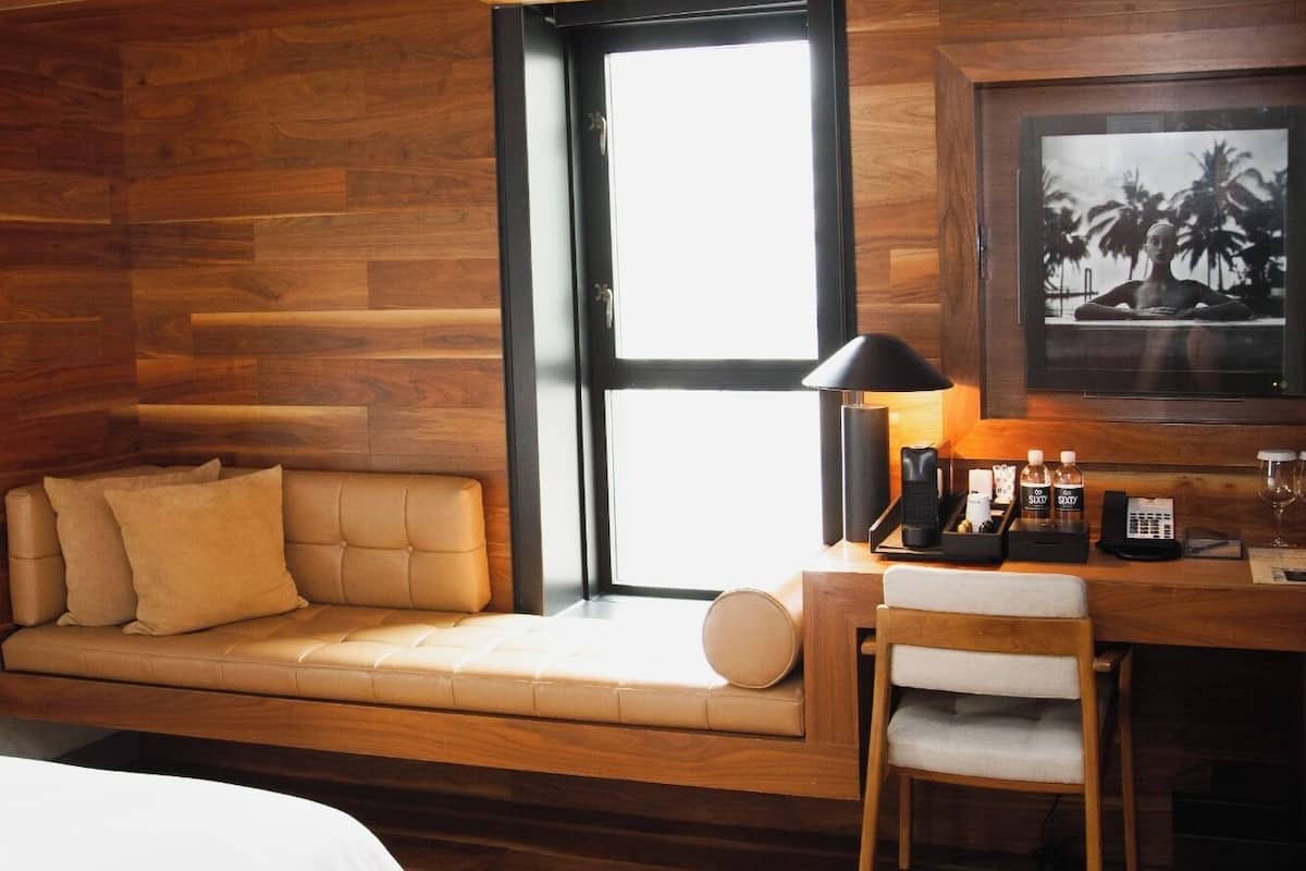 Camera, 1 letto queen (Queen of The Club) | Biancheria da letto di alta qualità, minibar, una cassaforte in camera