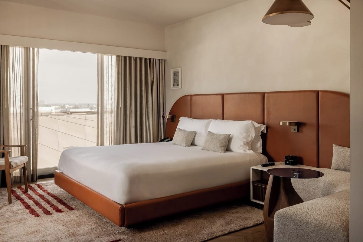 Club Room, 1 King Bed (Skyview) | Premium bedding, minibar, in-room safe, iron/ironing board