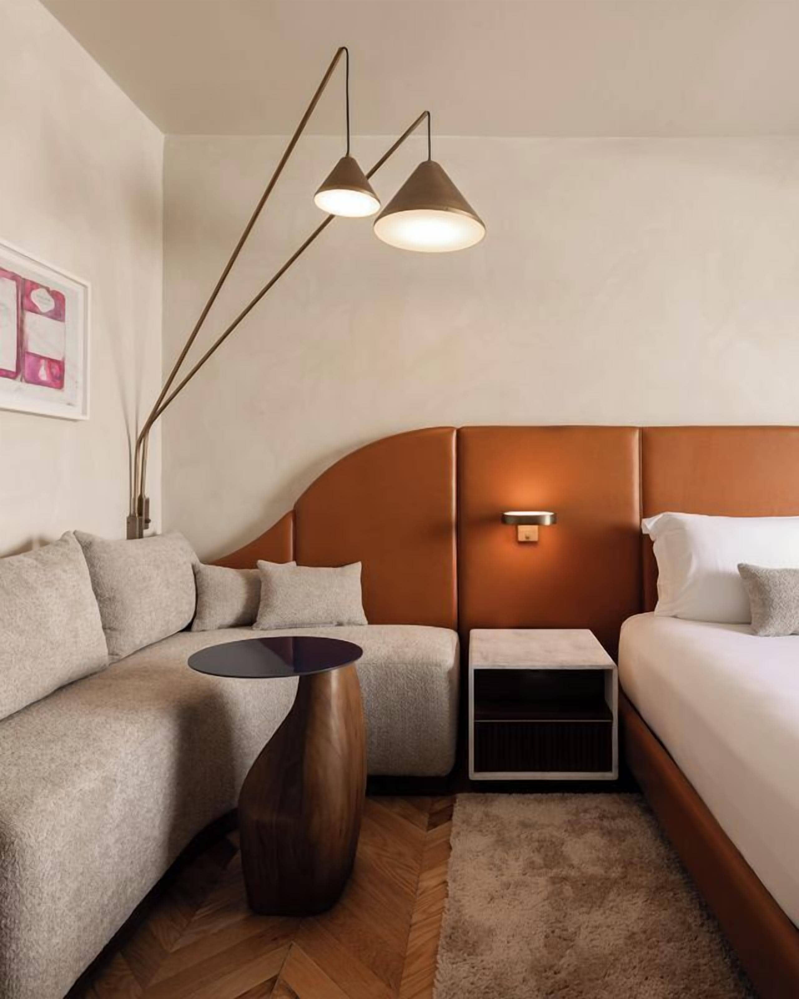 Bộ đồ giường cao cấp, minibar, két bảo mật tại phòng 