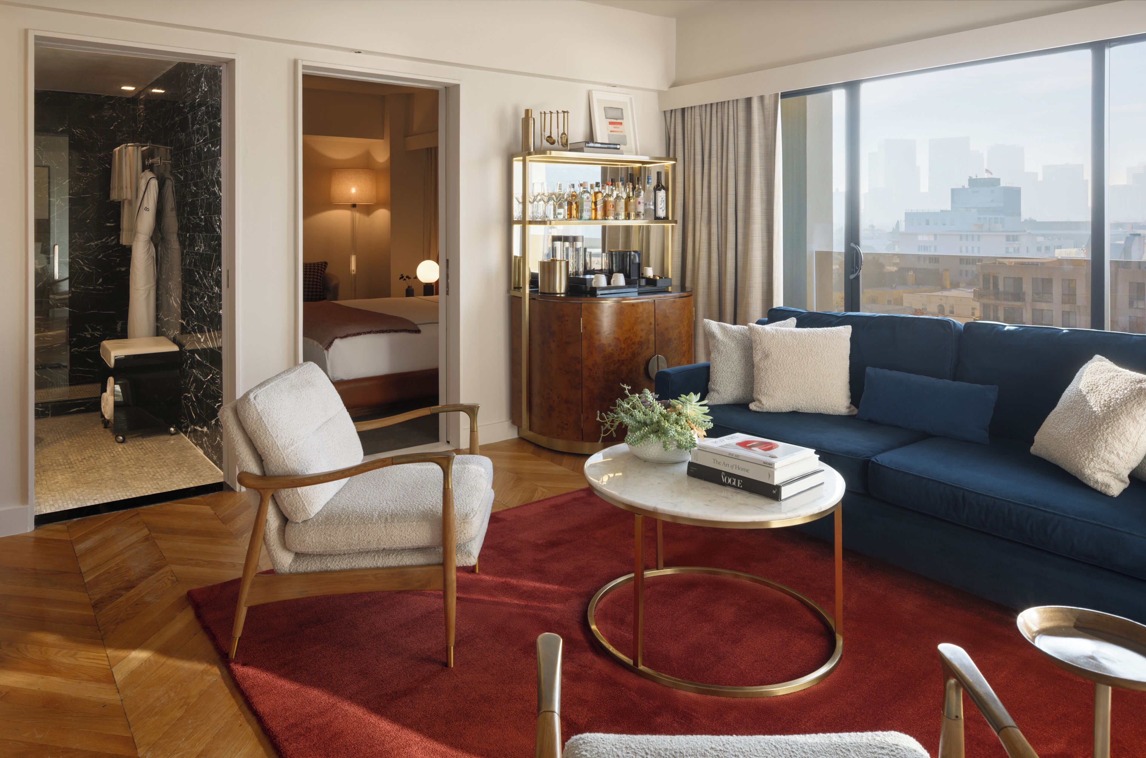 Suite, 1 letto king con divano letto | Area soggiorno | TV a schermo piatto 55 pollici con canali via cavo, TV