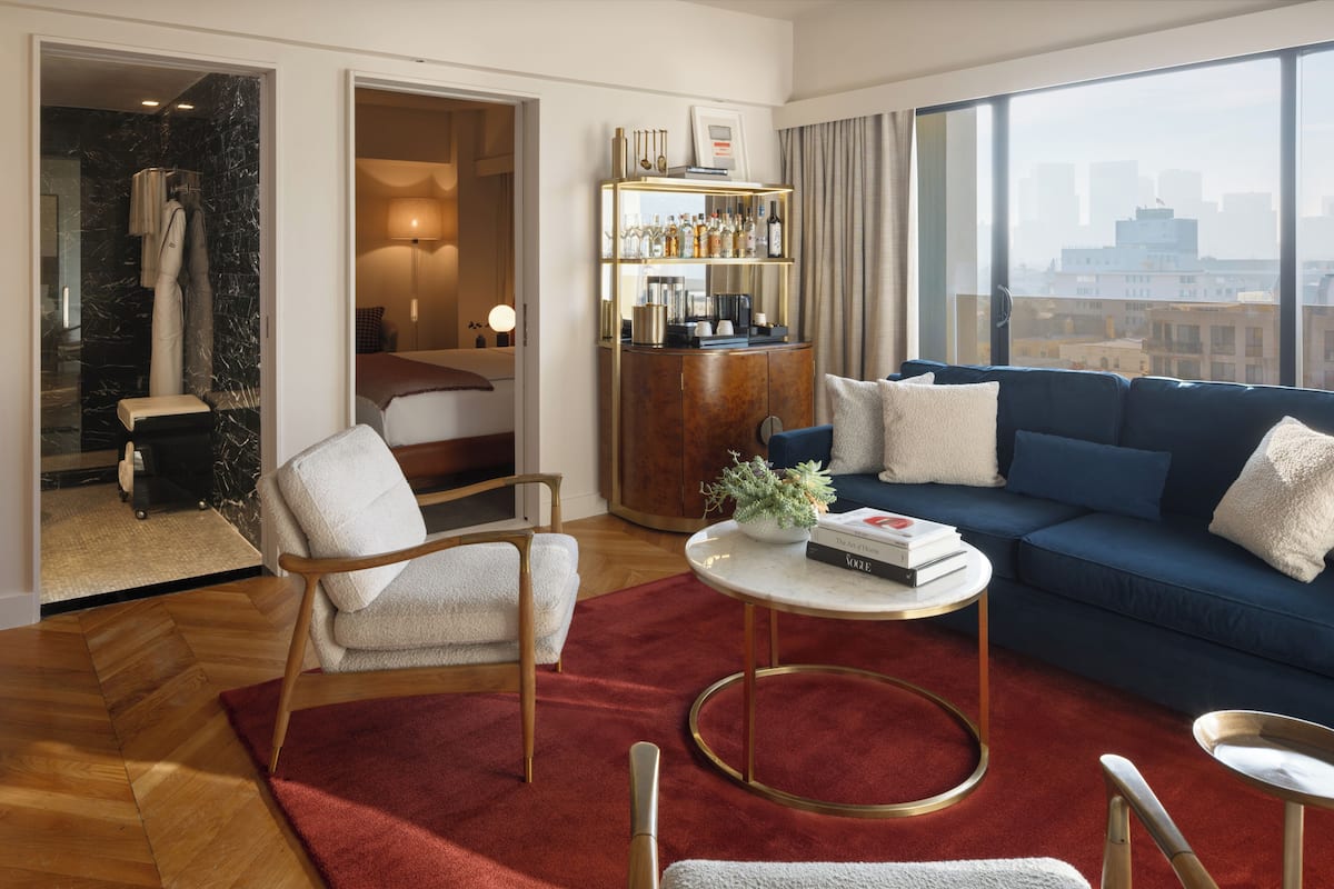 Suite, 1 letto king con divano letto | Area soggiorno | TV a schermo piatto 55 pollici con canali via cavo, TV