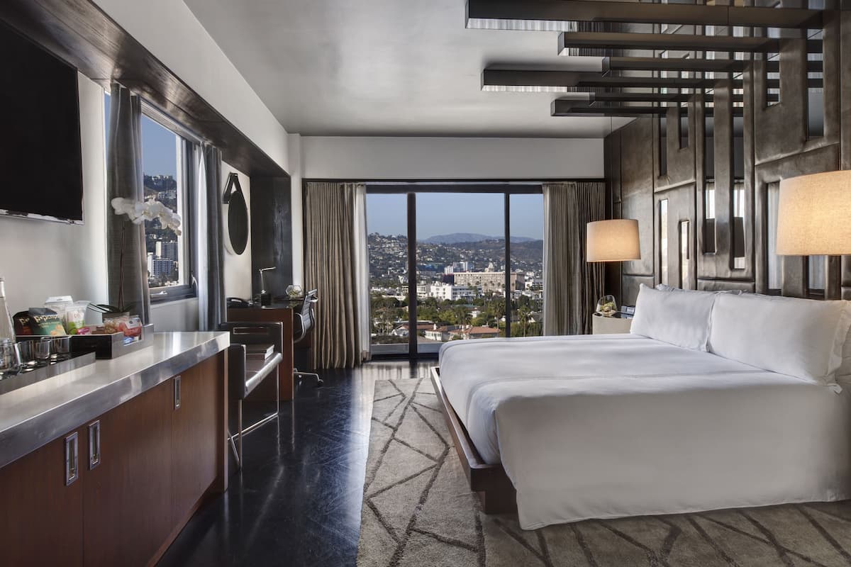 Studio King | Premium bedding, minibar, in-room safe, iron/ironing board
