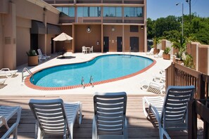 Una piscina al aire libre de temporada