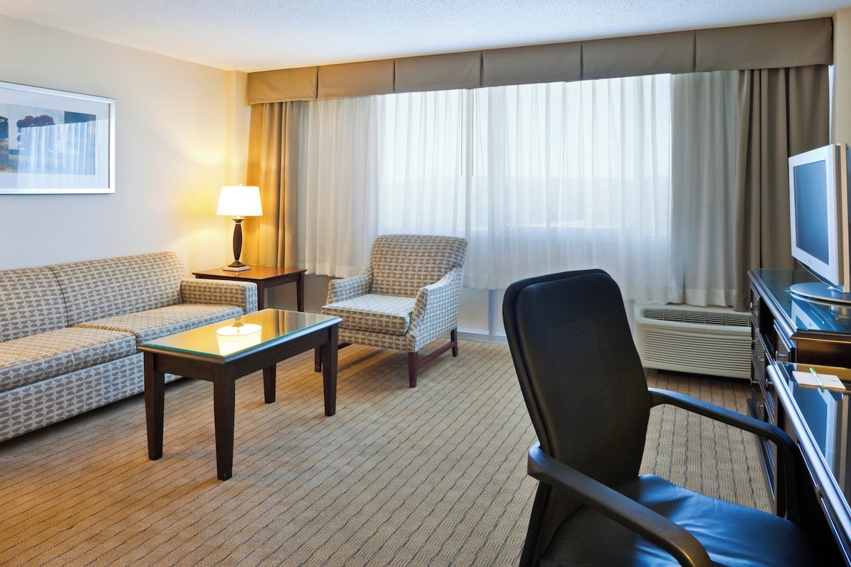 Suite, 1 Bedroom (Walk-In Shower) | Room amenity