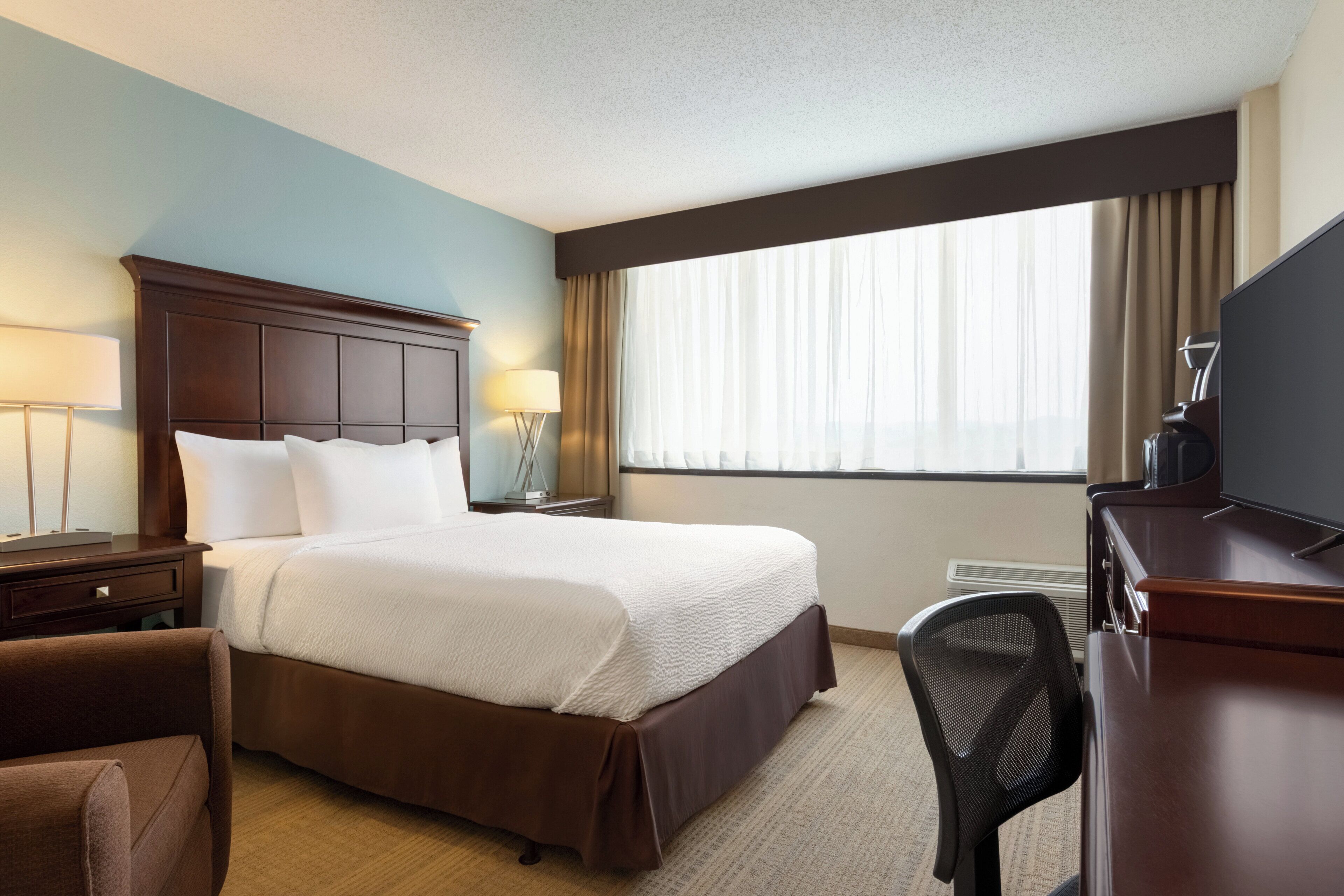 1 bedroom, premium bedding, pillow-top beds, desk