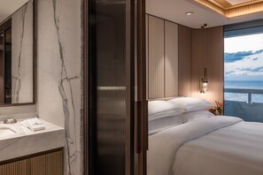 Premium bedding, pillow-top beds, minibar, in-room safe - Sheraton Grand Tel Aviv (Tel Aviv)