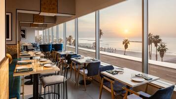 2 restaurantes, se sirven desayunos, comidas y cocina mediterránea