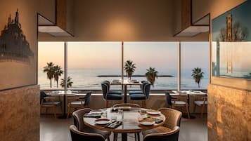 2 restaurantes, se sirven desayunos, comidas y cocina mediterránea