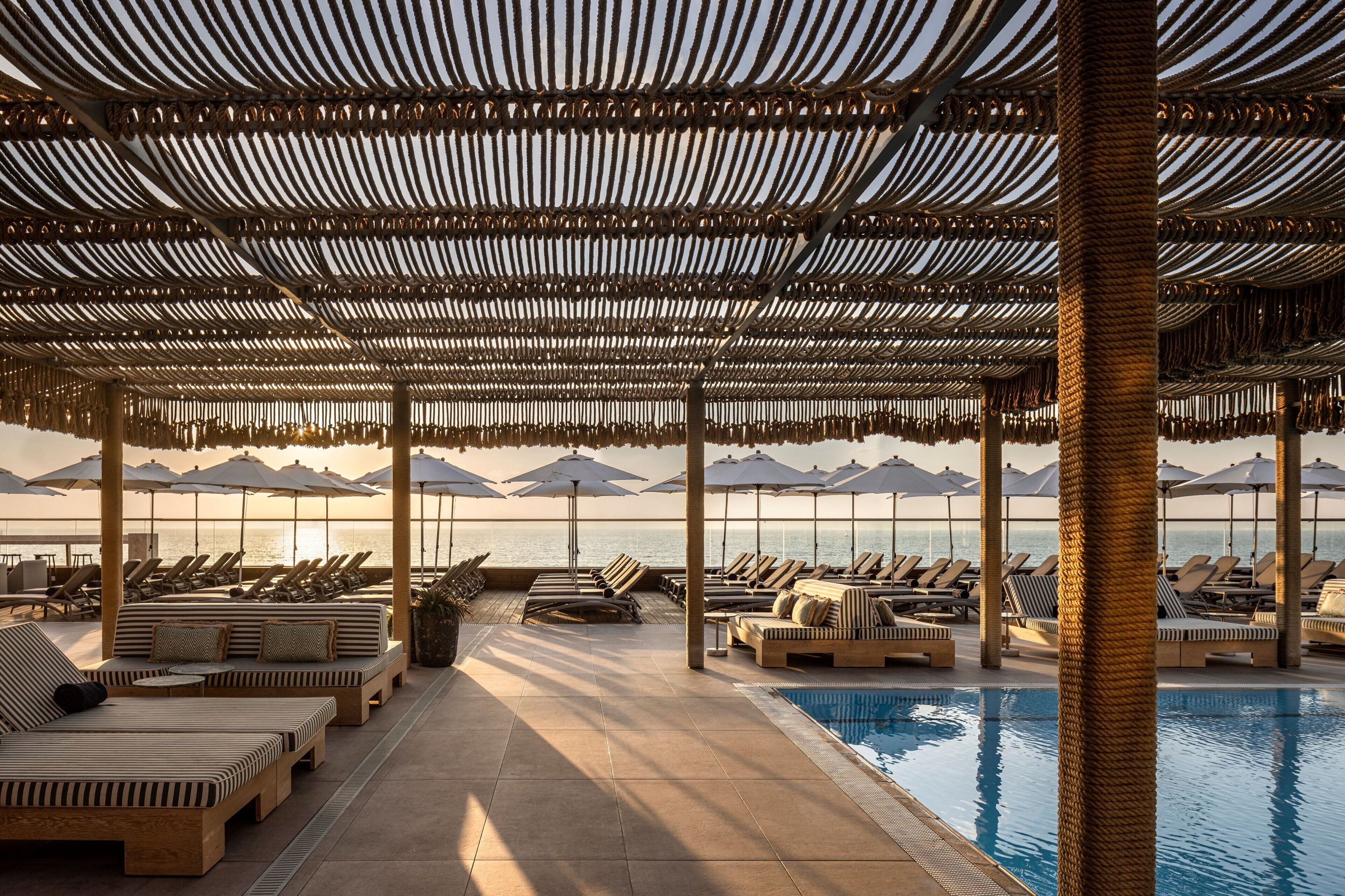 Udendørs pool, åben fra kl. 08.00 til kl. 17.00, parasoller, liggestole