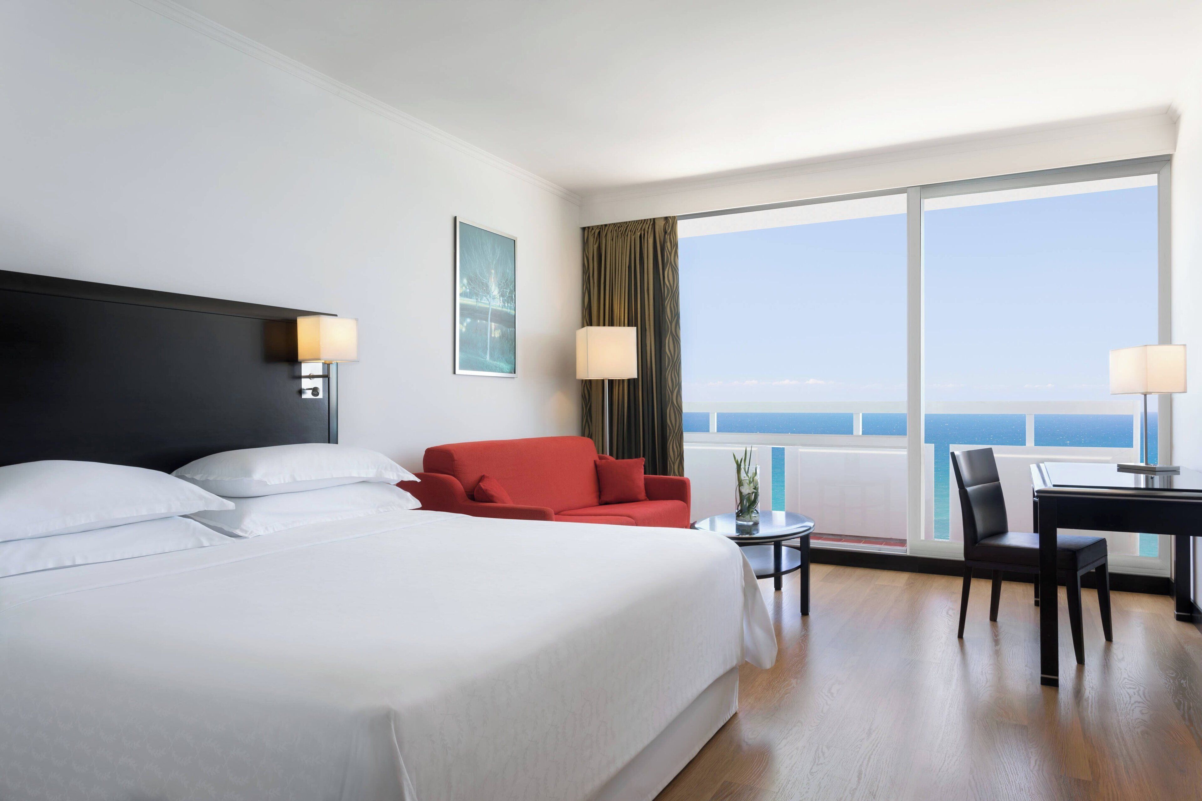 高档床上用品、加厚床垫、迷你吧、客房内保险箱