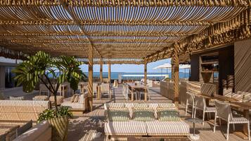 Piscine extérieure, parasols de plage, chaises longues