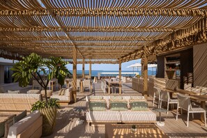 Outdoor pool, open 8:00 AM to 5:00 PM, pool umbrellas, sun loungers - Sheraton Grand Tel Aviv (Tel Aviv)