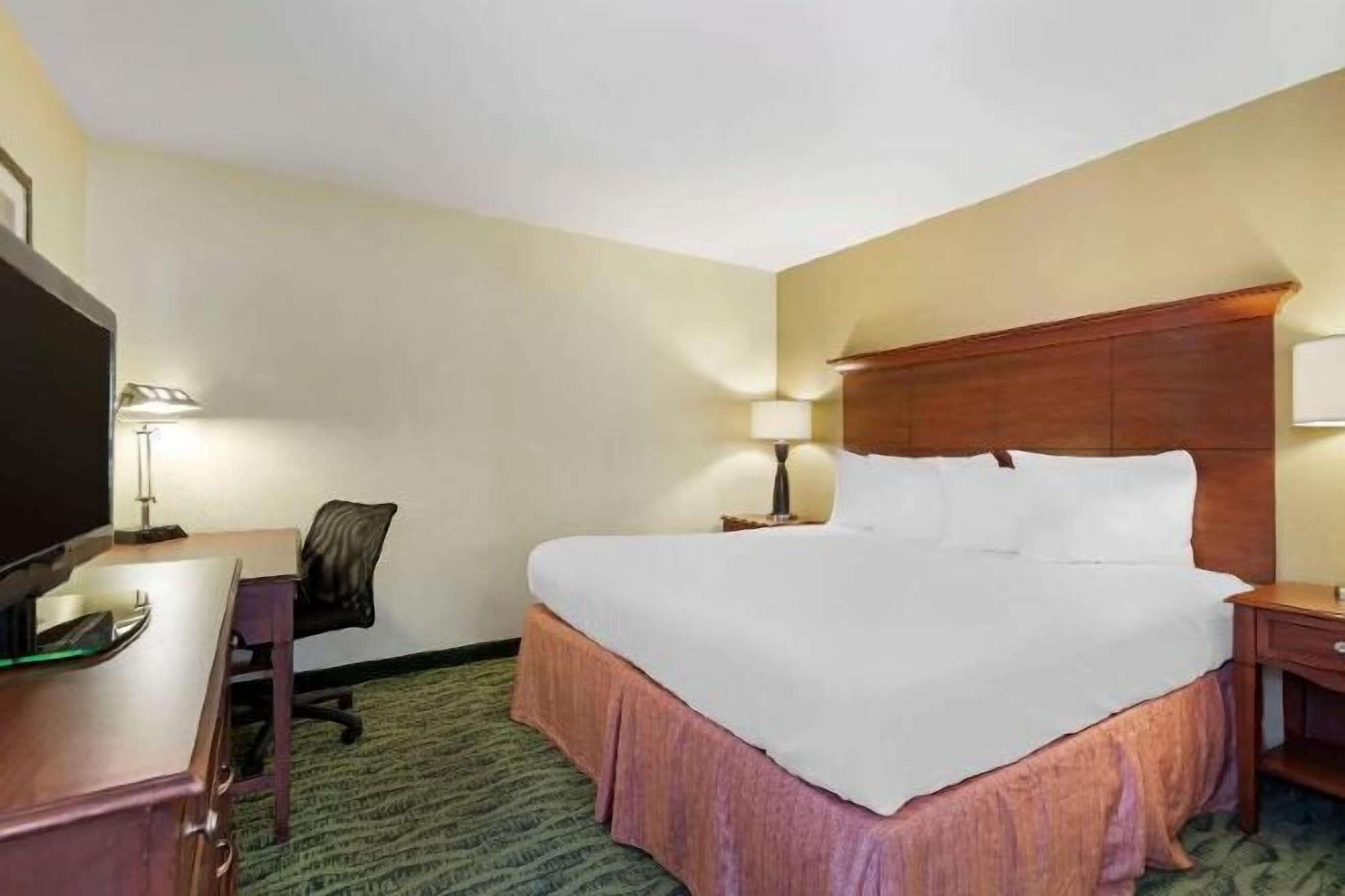 Escritorio, espacio para trabajar con laptop y wifi gratis 