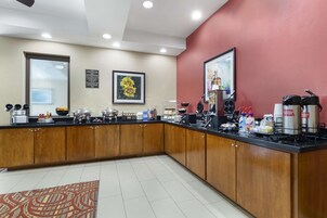 Café da manhã completo grátis todos os dias