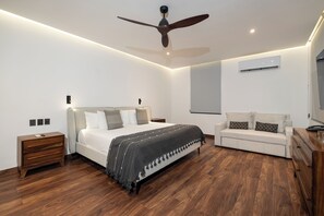 Quarto casal superior, 1 cama King e sofá-cama, vista para a piscina | 1 quarto, cofres nos quartos, individualmente decorados