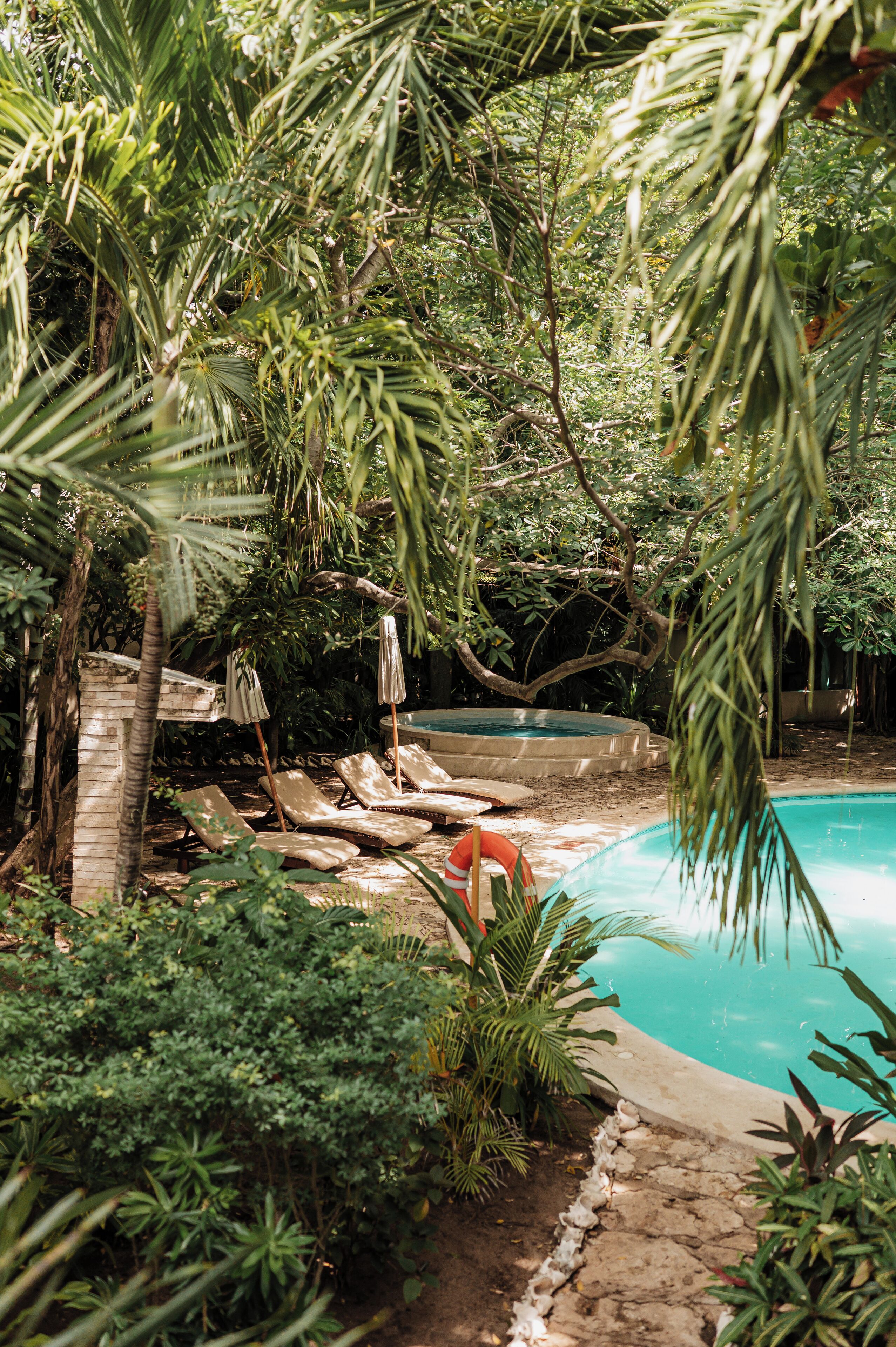 Una piscina al aire libre, sombrillas