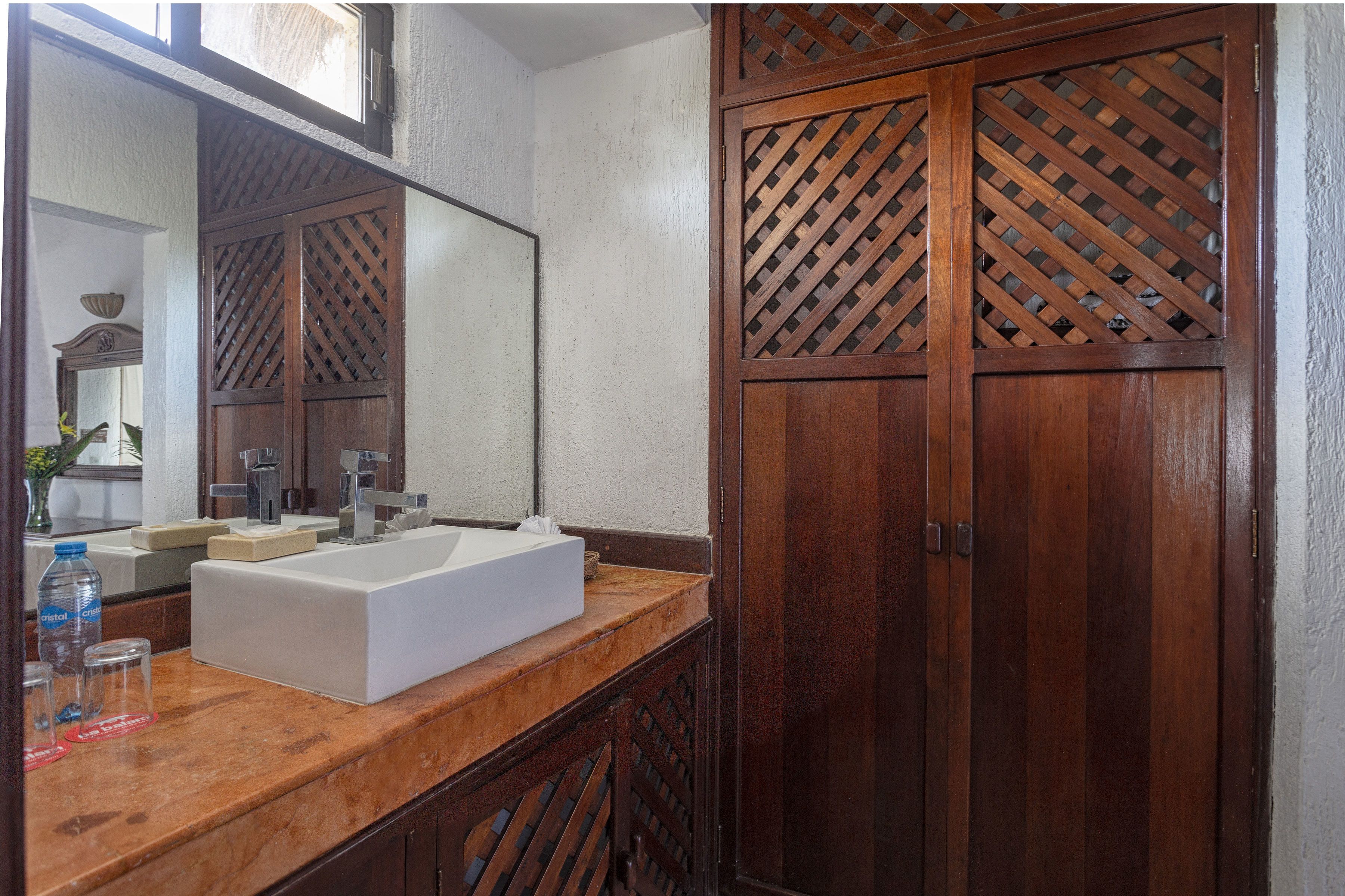 poolside room | bathroom | shower, free toiletries, hair dryer, towels