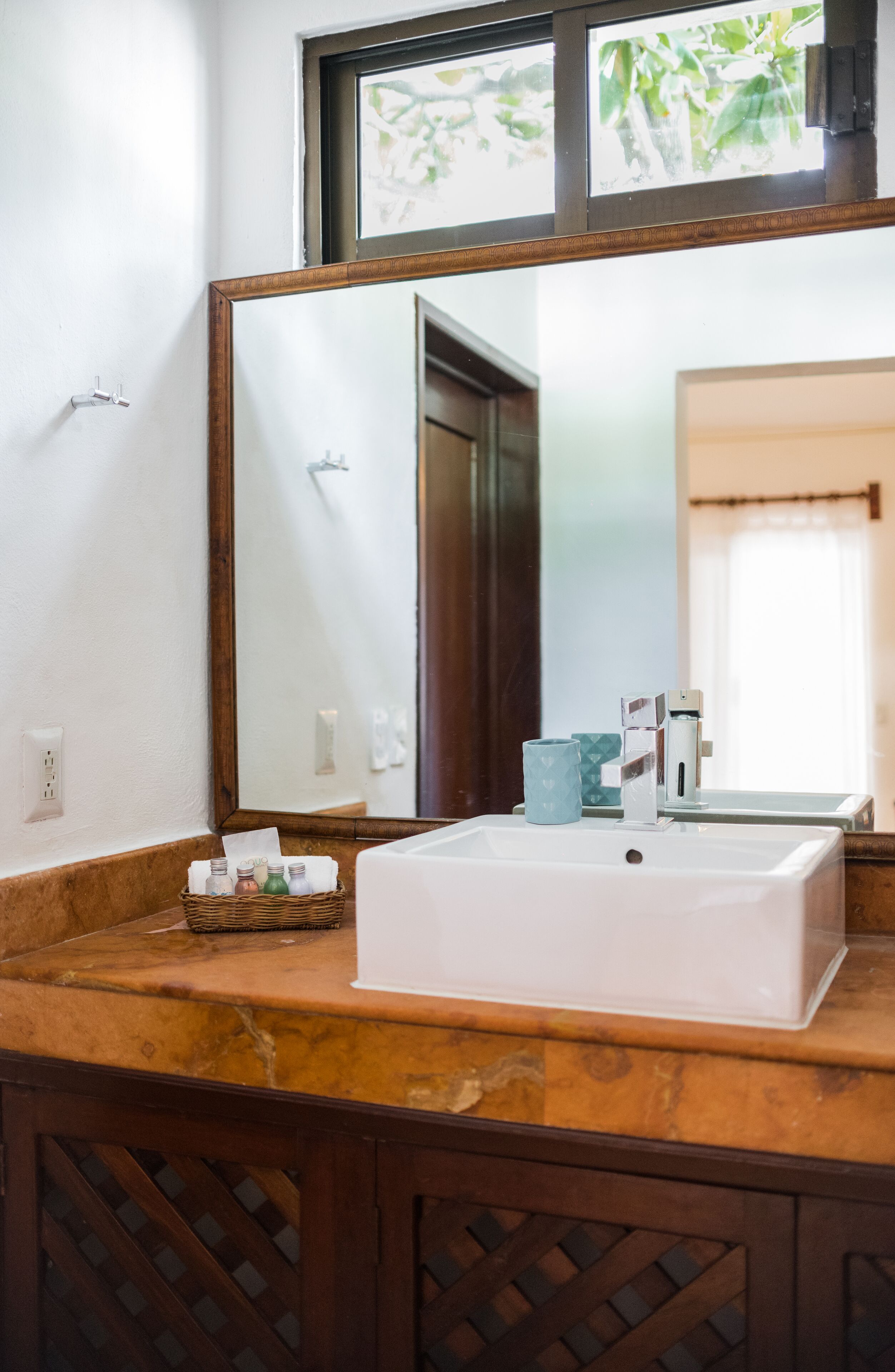 poolside room | bathroom | shower, free toiletries, hair dryer, towels