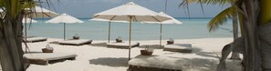 White sand, sun-loungers, beach umbrellas, beach towels - Na Balam Hotel (Isla Mujeres)
