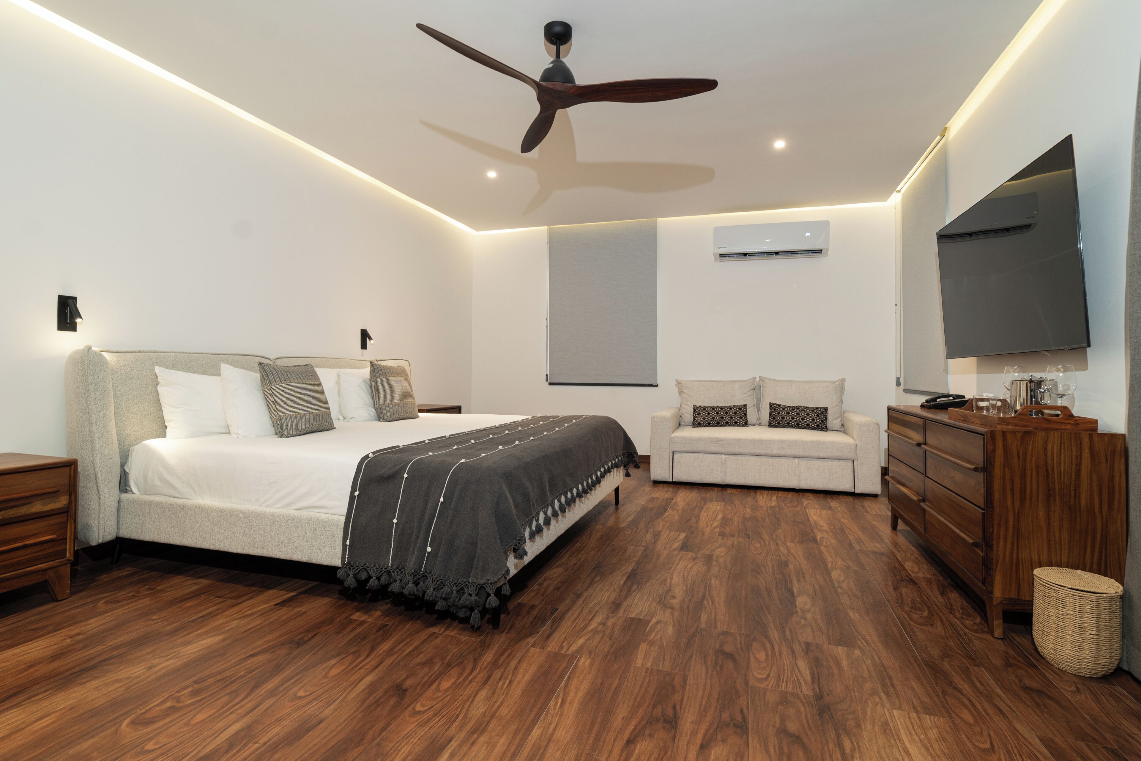 Habitación doble superior, 1 cama King size y sofá cama, vista a la alberca | Caja de seguridad en la habitación y decoración personalizada 