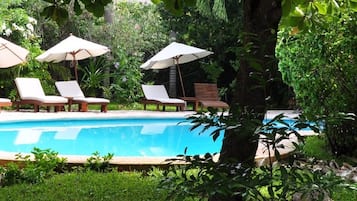 Piscine extérieure, parasols de plage
