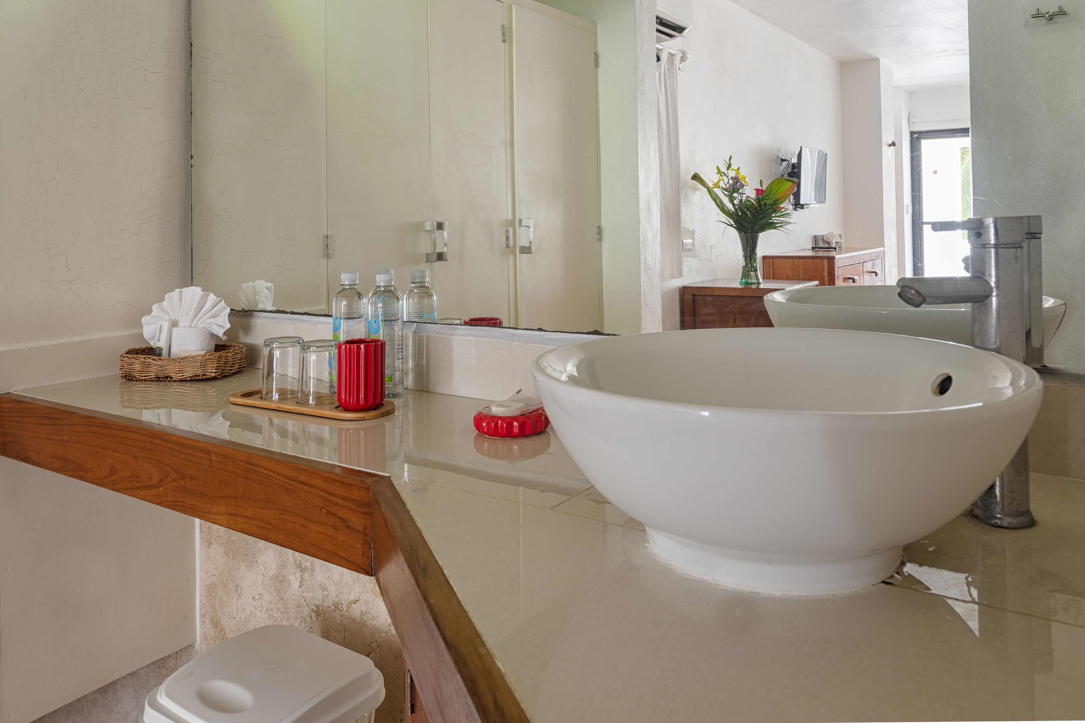 junior suite | bathroom | shower, free toiletries, hair dryer, towels
