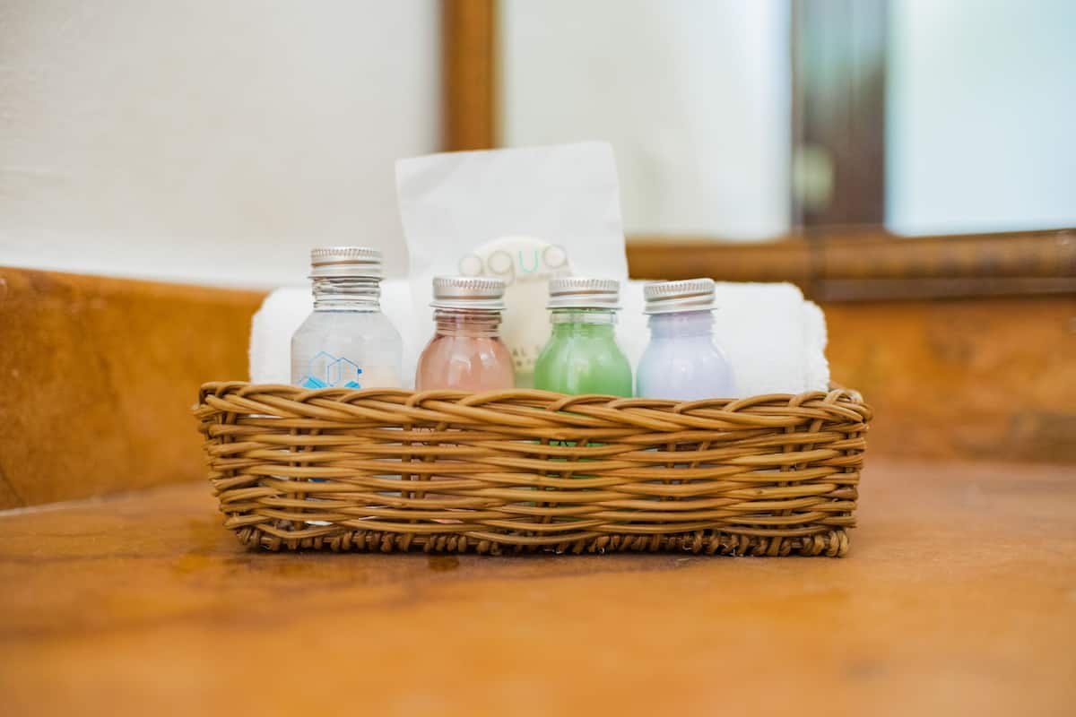 poolside suite | bathroom amenities | shower, free toiletries, hair dryer, towels