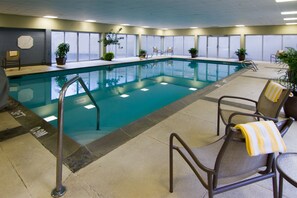 室內泳池、室外泳池；躺椅