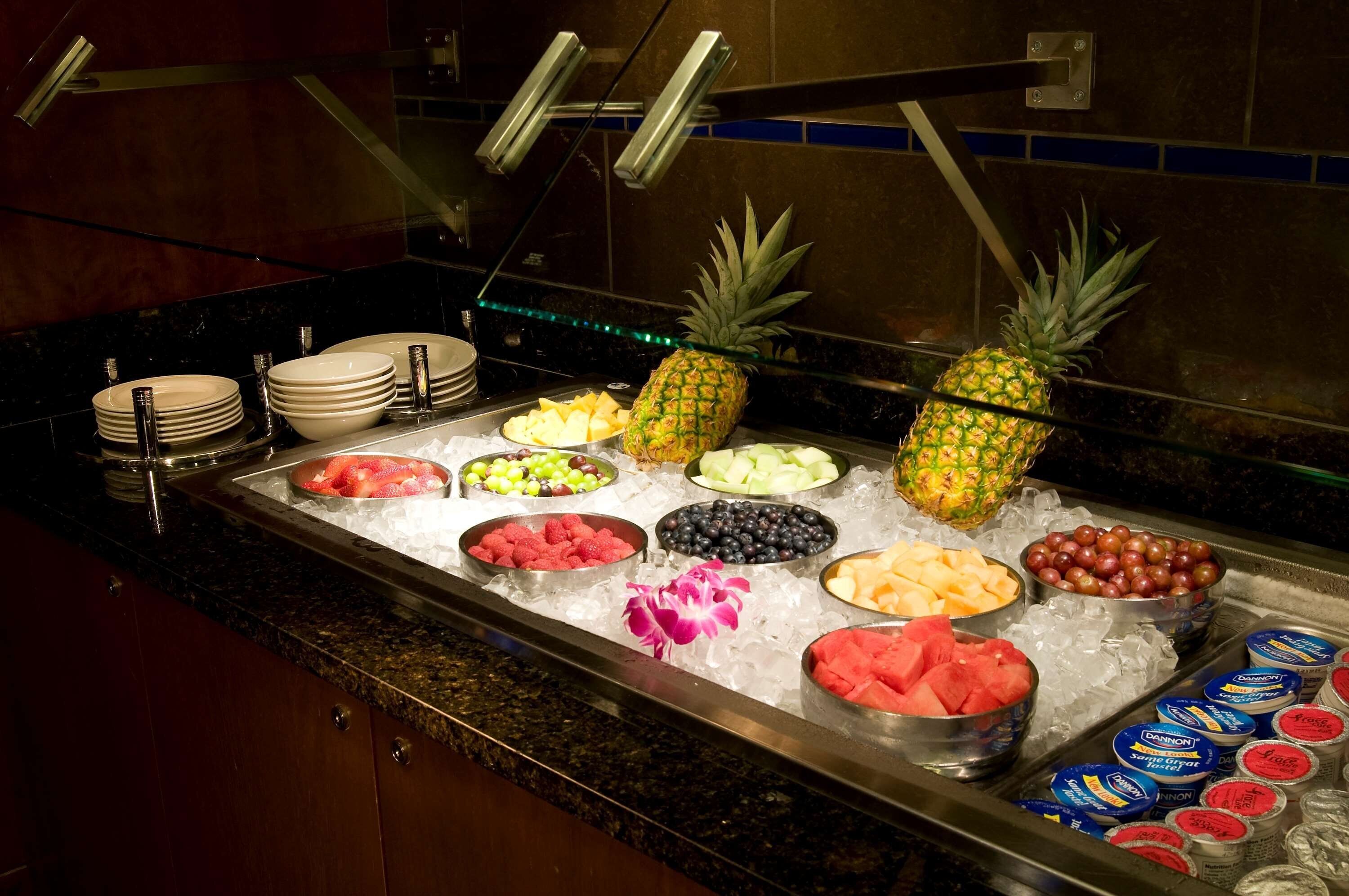 Melayani sarapan, makan siang, dan makan malam