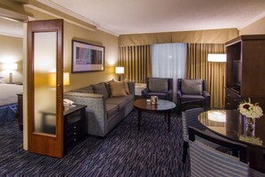 Egyptian cotton sheets, premium bedding, down comforters, in-room safe - DoubleTree by Hilton Norwalk (Norwalk)