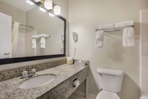 Quarto standard, 2 camas Queen, para não fumantes | Escrivaninha, ferros/tábuas de passar roupa, Wi-Fi de cortesia