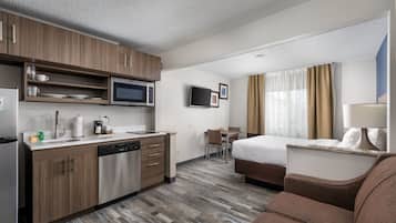Suite, 1 grand lit et 1 canapé-lit, non-fumeurs (Efficiency, Upgrade) | 1 chambre, bureau, fer et planche à repasser, lits bébé (gratuits)