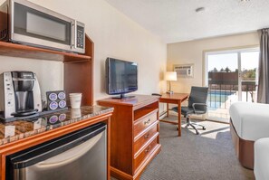 Kamer, 2 queensize bedden, niet-roken, uitzicht op zwembad | Een bureau, een strijkplank/strijkijzer, gratis babybedden