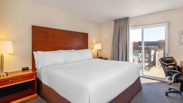 Kamar, 1 Tempat Tidur King, balkon, di pinggir kolam renang | Meja kerja, setrika/meja setrika, dan tempat tidur bayi gratis