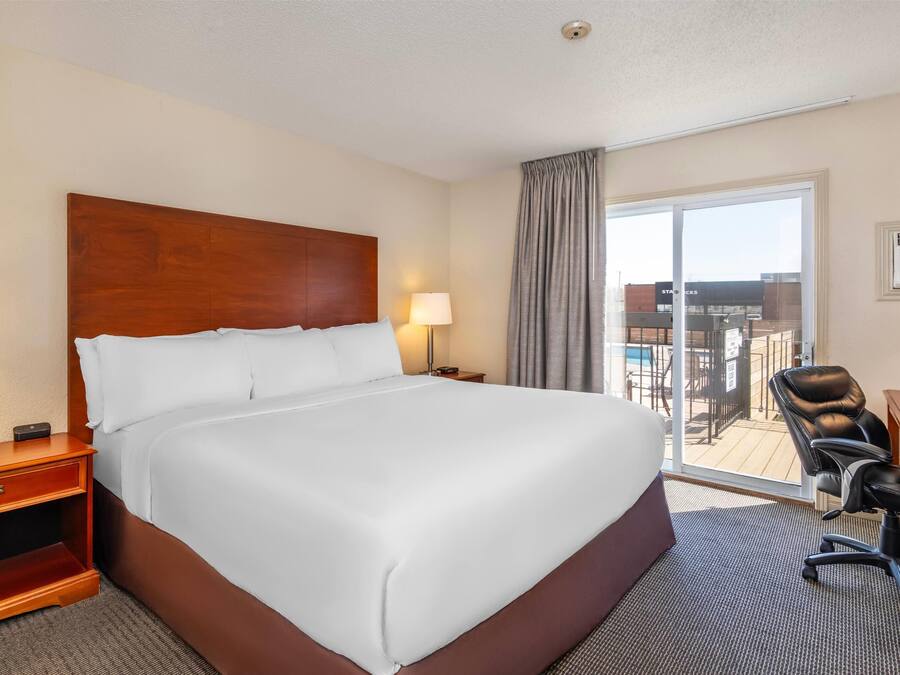 Zimmer, 1 King-Bett, Balkon, Poolseite | Schreibtisch, Bügeleisen/Bügelbrett, kostenlose Babybetten