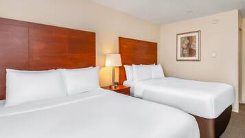 Quarto, 2 camas Queen, para não fumantes, vista para a piscina | Escrivaninha, ferros/tábuas de passar roupa, berços grátis