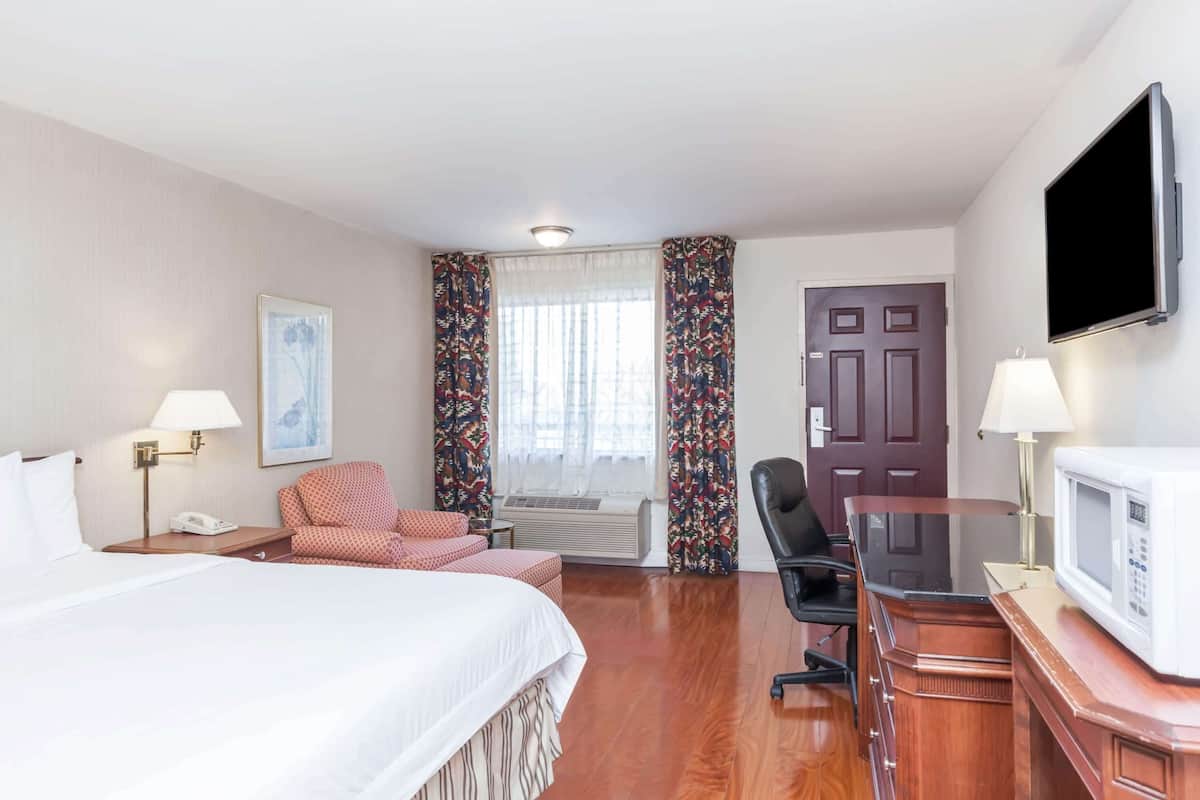 In-room safe, desk, iron/ironing board, free WiFi