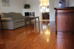 Suite, 1 cama de matrimonio grande, no fumadores, chimenea | Zona de estar | Una televisión