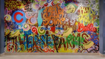 Um mural de grafite vibrante com diversos desenhos e textos coloridos.